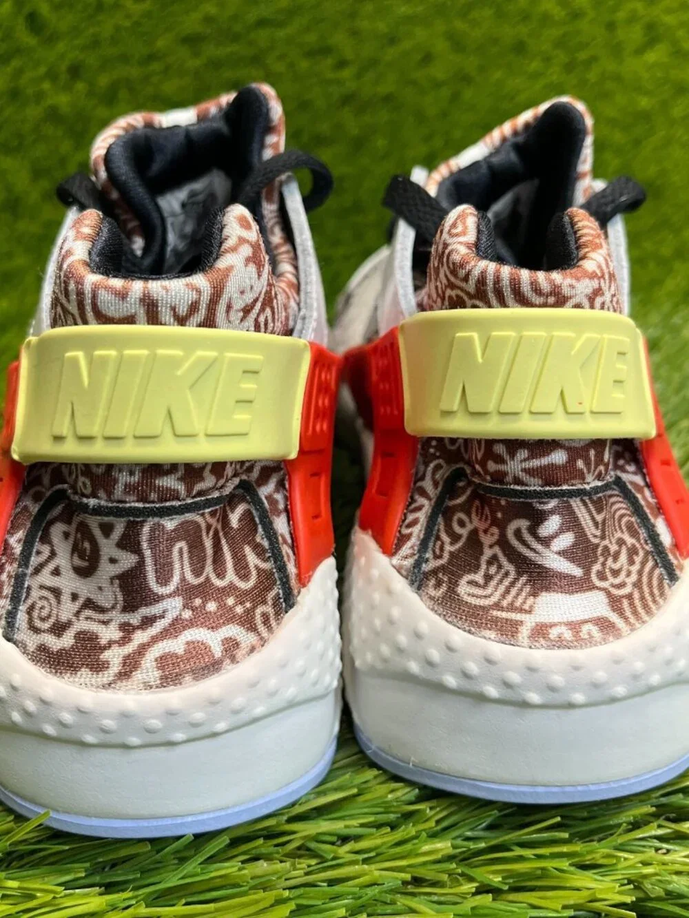 Nike Air Huarache Run‎ SE Boys Size 5Y White Athletic Running Shoes Sneakers